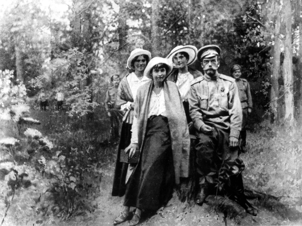 Николай II с дочерьми в Александровском парке в июне 1917 года под арестом.jpeg