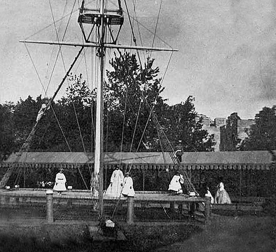 Фотография мачты-сетки в парке