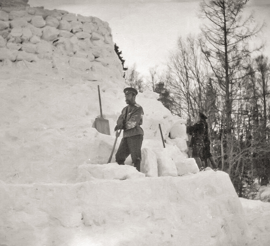 Николай II с детьми на строительстве снежной крепости в парке. 1916 год